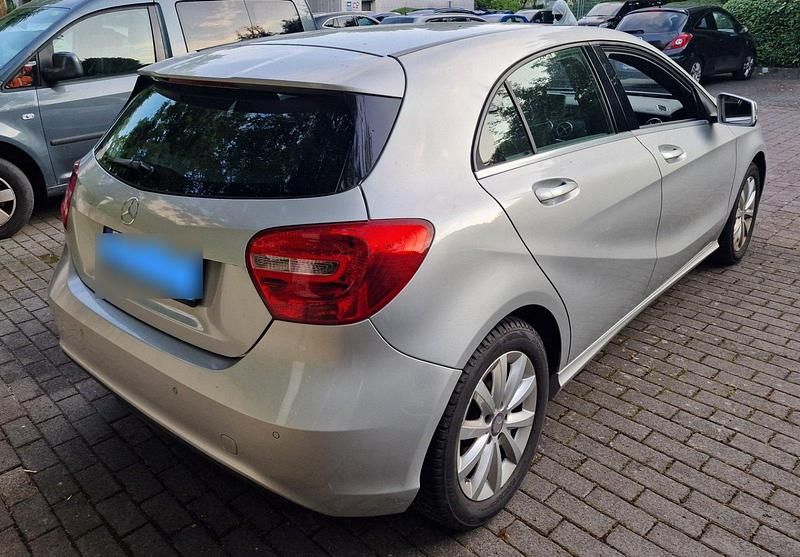Gebraucht Mercedes A180 122 PS (89 kW) 2014 Silber Kleinwagen