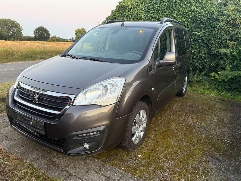 Grau Gebraucht 2017 Peugeot Partner Tepee Allure Van / Kleinbus | 9.850 € (Fairer Preis) - Bild 1/4