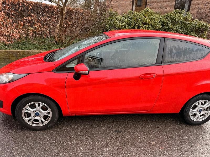 Gebraucht Ford Fiesta 95 PS (69 kW) 2012 Rot Kleinwagen