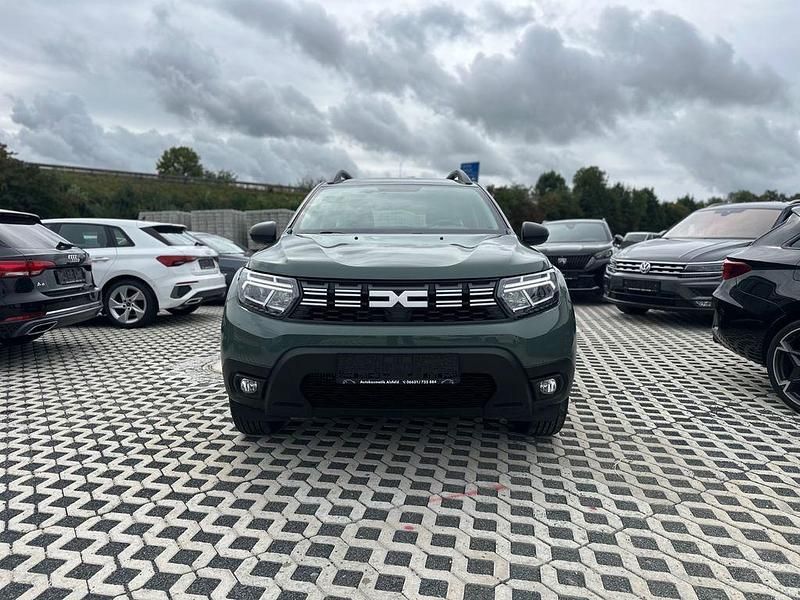Grau Gebraucht 2023 Dacia Duster Essentiel SUV | 17.200 € (Fairer Preis) - Bild 1/4