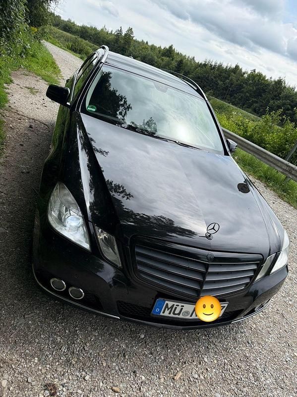 Schwarz Gebraucht 2010 Mercedes 220 Kombi | 5.999 € - Bild 1/4