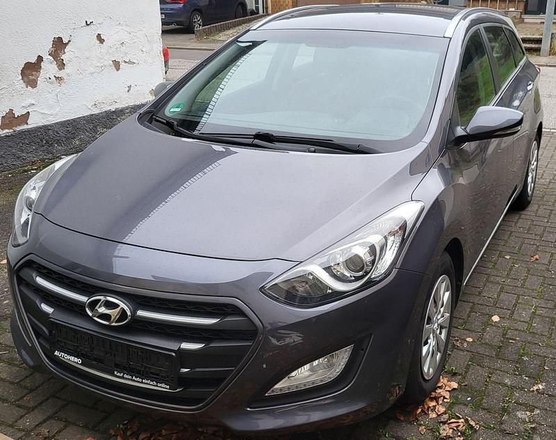 Grau Gebraucht 2015 Hyundai i30 Classic Kombi | 7.700 € (Fairer Preis) - Bild 1/4