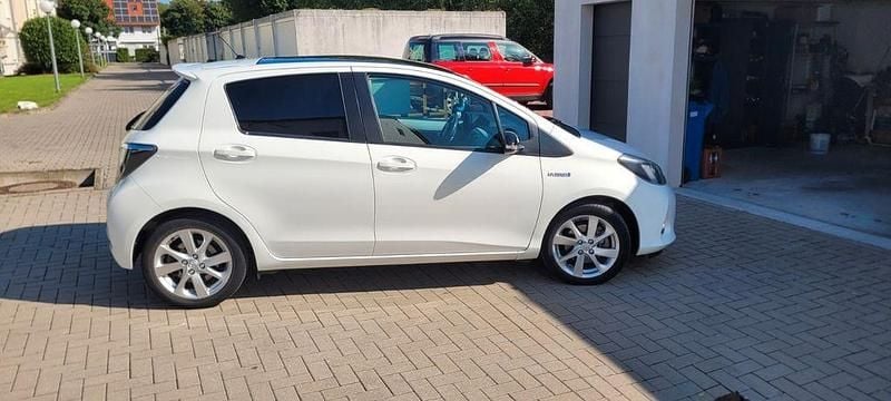 Gebraucht Toyota Yaris Club 101 PS (74 kW) 2013 Weiß Kleinwagen
