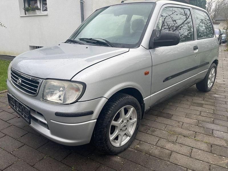 Grau Gebraucht 2003 Daihatsu Cuore Kleinwagen | 2.499 € (Fairer Preis) - Bild 1/4