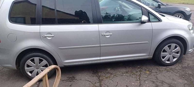 Gebraucht VW Touran Comfortline 140 PS (102 kW) 2013 Silber Van / Kleinbus