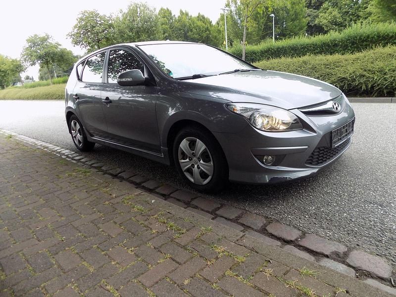Gebraucht Hyundai i30 Classic 109 PS (80 kW) 2012 Grau Limousine