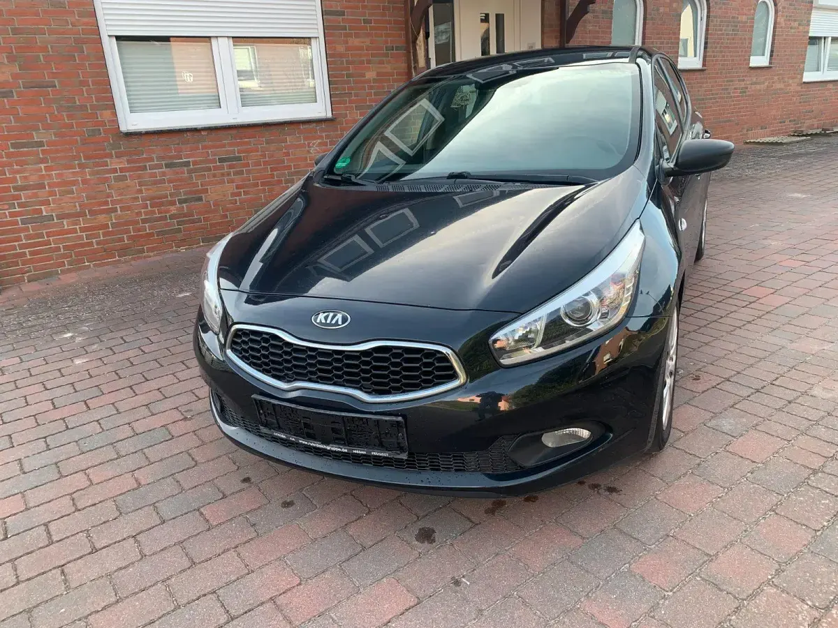 Gebraucht Kia Ceed 99 PS (72 kW) 2014 Schwarz Kleinwagen