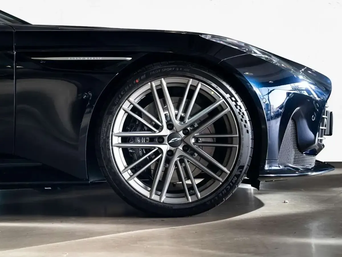 Neu Aston Martin DB12 680 PS (500 kW) 2026 Blau ultramarine black Cabrio