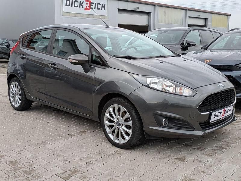 Grau Gebraucht 2016 Ford Fiesta Celebration Kleinwagen | 6.950 € (Guter Preis) - Bild 1/4