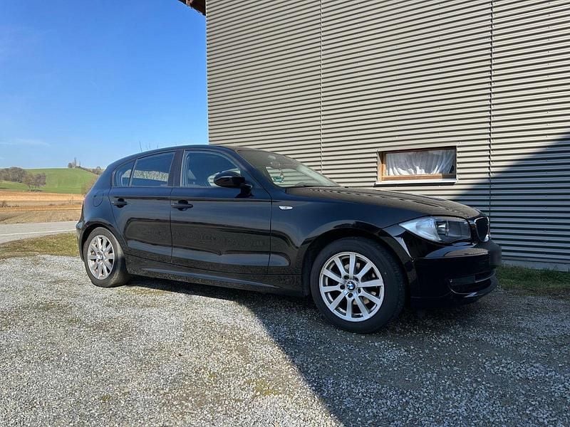 Gebraucht BMW 116 122 PS (89 kW) 2009 Schwarz Kleinwagen