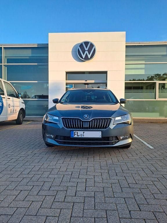 Grau Gebraucht 2017 Skoda Superb Style Kombi | 12.200 € (Guter Preis) - Bild 1/4
