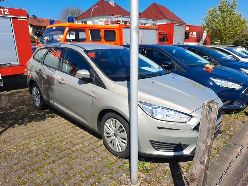 Gebraucht Ford Focus Trend 120 PS (88 kW) 2016 Hellgrau Kombi