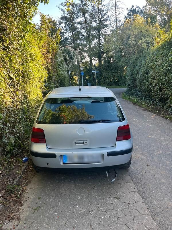 Silber Gebraucht 2002 VW Golf IV Kleinwagen | 850 € (Guter Preis) - Bild 1/4