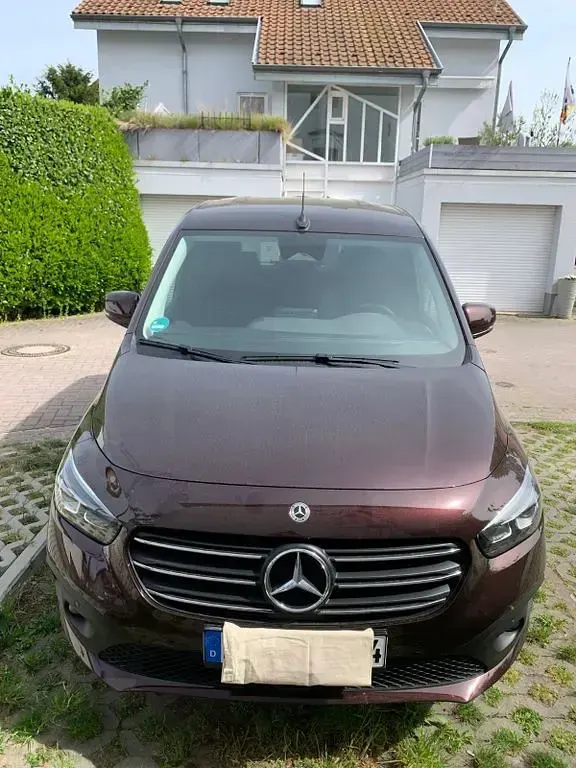 Gebraucht Mercedes T180 Style 131 PS (96 kW) 2024 Rot Van / Kleinbus