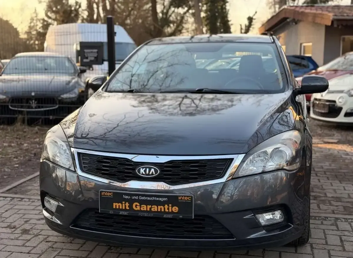 Usado Kia Ceed 90 CV (66 kW) 2012 Gris Utilitario