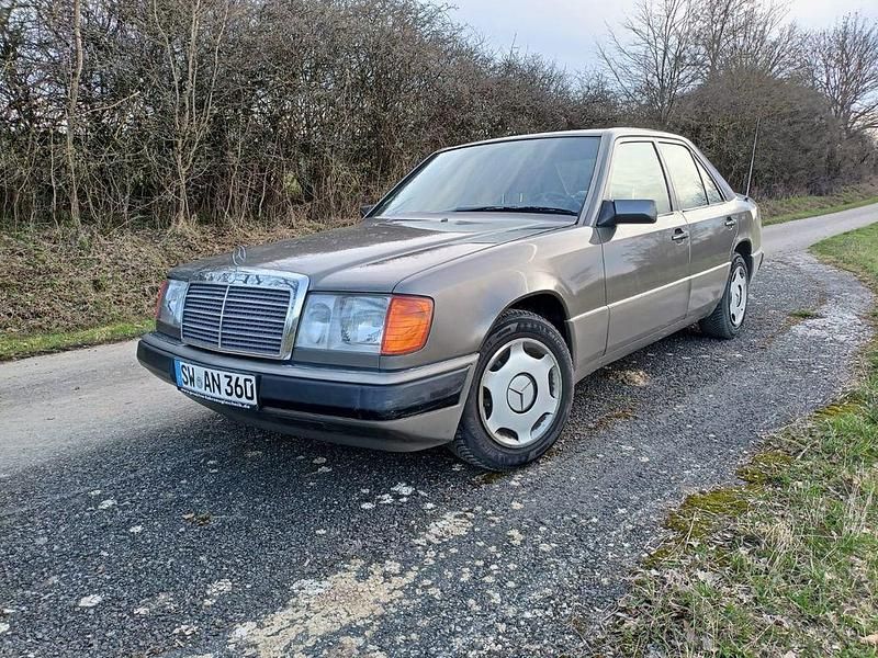 Grau Gebraucht 1990 Mercedes 260 Limousine | 3.250 € - Bild 1/4