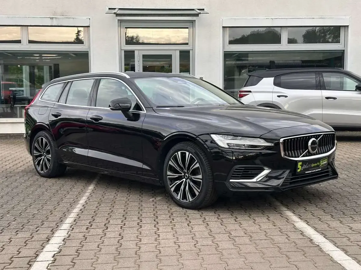 Gebraucht Volvo V60 Plus 455 PS (334 kW) 2023 Onyx black (metallic) Kombi