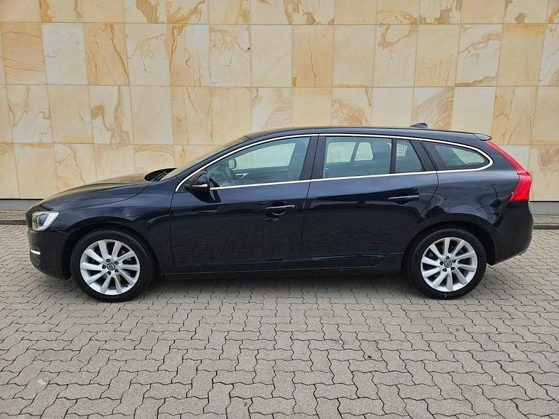 Gebraucht Volvo V60 Momentum 120 PS (88 kW) 2015 Blau Kombi