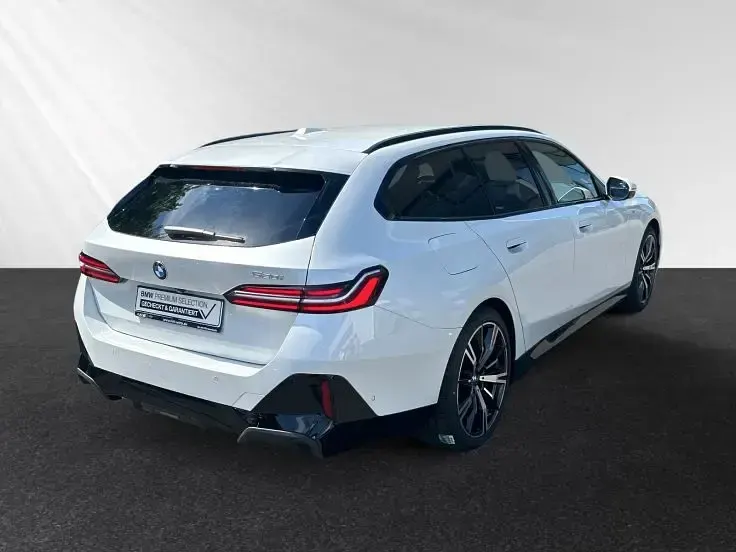 Gebraucht BMW 520 M Sport 208 PS (152 kW) 2025 Mineralweiß metallic Kombi