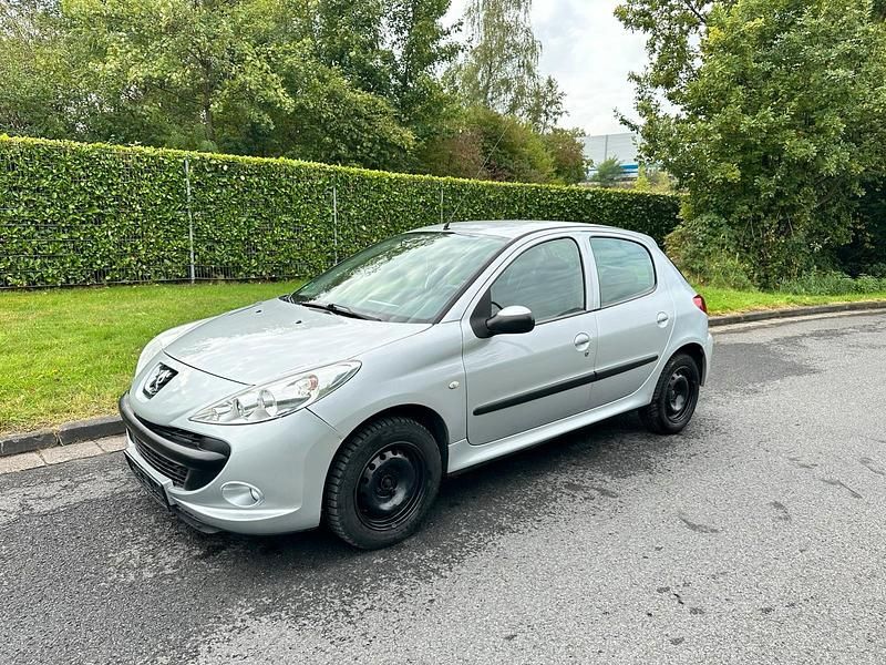 Silber Gebraucht 2009 Peugeot 206+ Kleinwagen | 2.750 € (Etwas zu teuer) - Bild 1/4