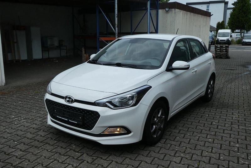 Weiß Gebraucht 2016 Hyundai i20 Kleinwagen | 5.500 € (Fairer Preis) - Bild 1/4