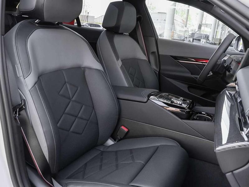 Neu BMW 550e M Sport 489 PS (359 kW) 2026 Mineralweiss Kombi
