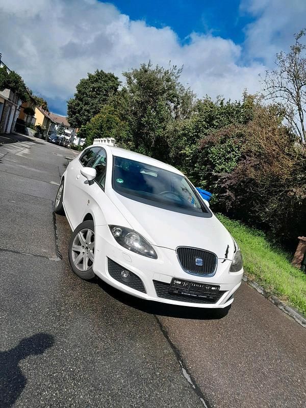 Weiß Gebraucht 2010 Seat Leon Limousine | 2.200 € (Fairer Preis) - Bild 1/4