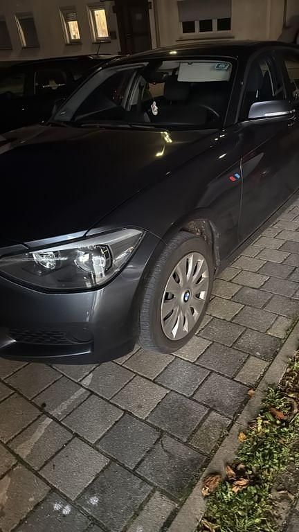 Grau Gebraucht 2012 BMW 116 Comfort Edition Kleinwagen | 4.888 € (Guter Preis) - Bild 1/3