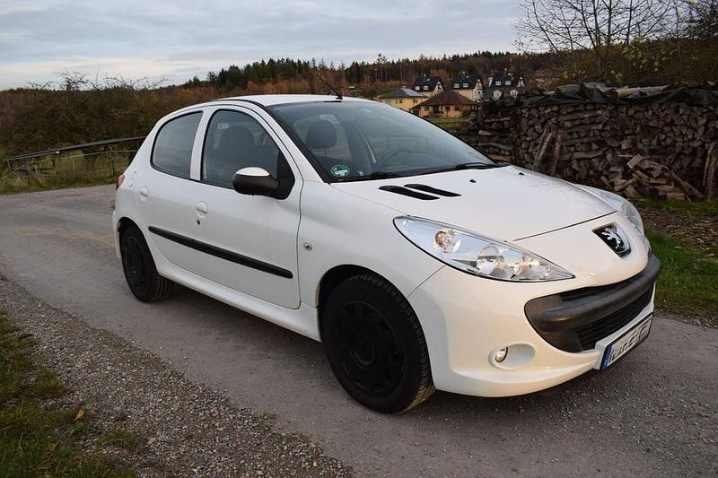 Gebraucht Peugeot 206+ 73 PS (53 kW) 2009 Weiß Kleinwagen