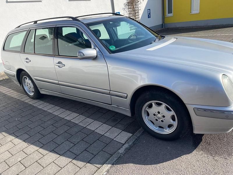 Gebraucht Mercedes E220 Elegance 143 PS (105 kW) 2001 Silber Kombi