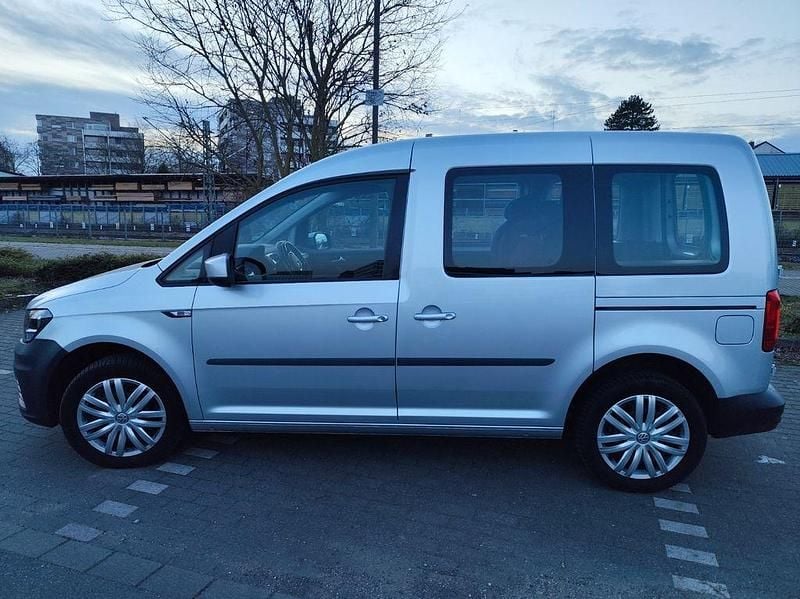 Gebraucht VW Caddy Trendline 125 PS (91 kW) 2015 Silber Van / Kleinbus