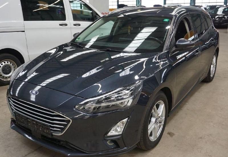 Grau Gebraucht 2021 Ford Focus Limousine | 8.568 € - Bild 1/4