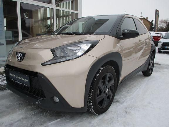 Gebraucht Toyota Aygo X Basis 72 PS (52 kW) 2023 Ginger beige metallic/ night sky black SUV