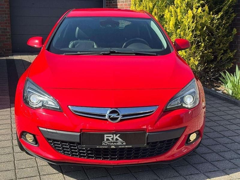 Gebraucht Opel Astra Innovation 179 PS (131 kW) 2011 Power rot/traffic red ral3020 Coupé