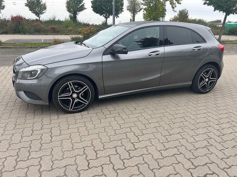 Grau Gebraucht 2012 Mercedes A200 Limousine | 10.500 € (Teuer) - Bild 1/4
