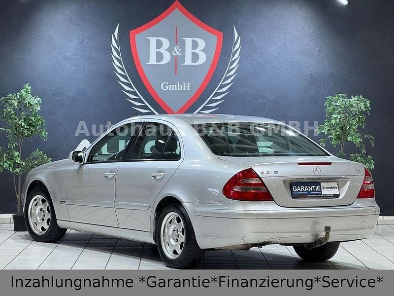 Gebraucht Mercedes E220 150 PS (110 kW) 2002 Silber Limousine