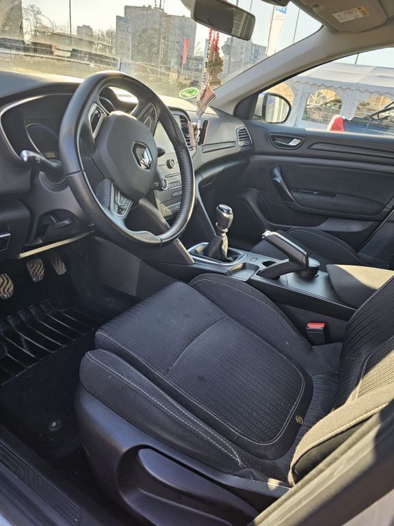 Grau Gebraucht 2018 Renault Mégane IV LIMITED Limousine | 9.000 € (Guter Preis) - Bild 1/4