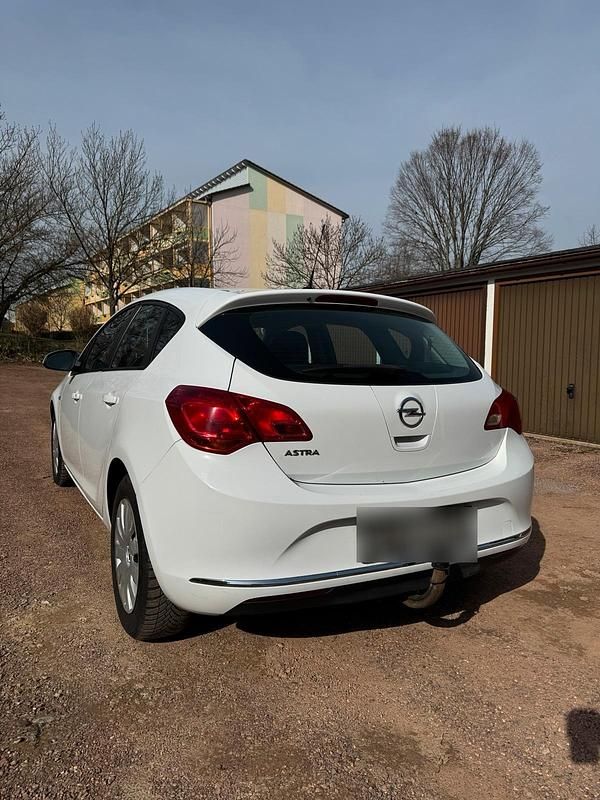 Gebraucht Opel Astra 115 PS (84 kW) 2014 Weiß Kombi