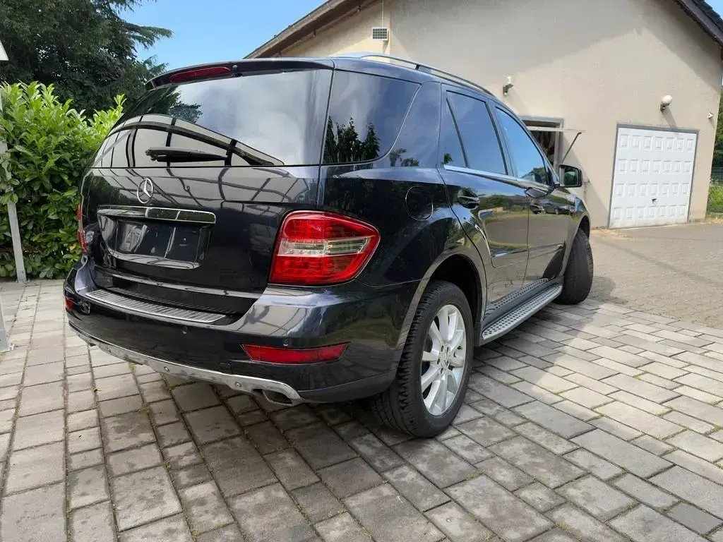 Gebraucht Mercedes ML350 Edition 258 PS (189 kW) 2011 Blau SUV