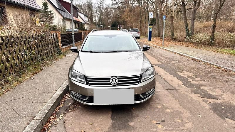 Braun Gebraucht 2013 VW Passat Kombi | 4.850 € (Superpreis) - Bild 1/4