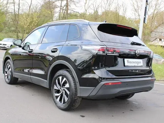 Neu VW Tiguan 150 PS (110 kW) 2026 Grenadillschwarz metallic SUV