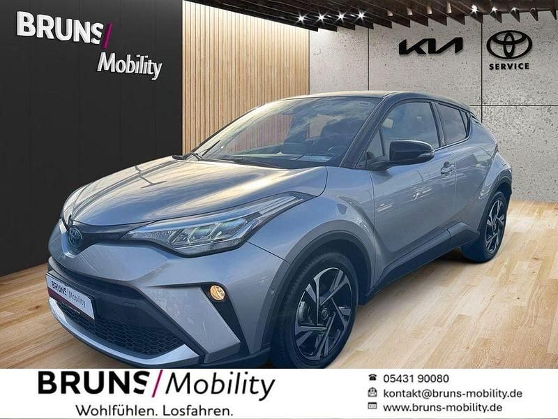 Silver metallic (1l0)/ black ( Gebraucht 2022 Toyota C-HR Team SUV | 24.980 € (Fairer Preis) - Bild 1/4
