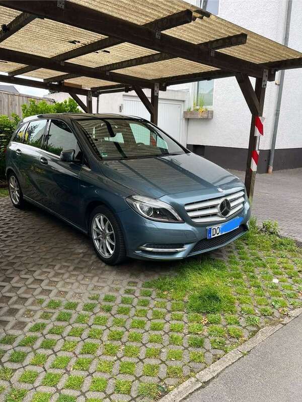 Blau Gebraucht 2012 Mercedes B200 Van / Kleinbus | 11.000 € (Fairer Preis) - Bild 1/4