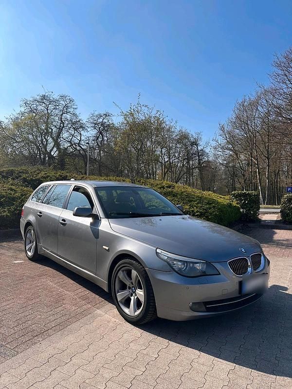 Gebraucht BMW 530 235 PS (172 kW) 2007 Grau Kombi