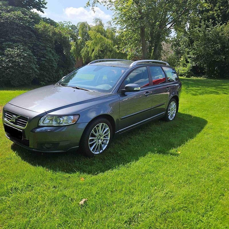 Grau Gebraucht 2008 Volvo V50 Summum Kombi | 2.600 € (Guter Preis) - Bild 1/4