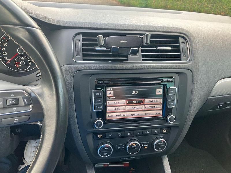 Gebraucht VW Jetta Match 140 PS (102 kW) 2013 Blau Limousine