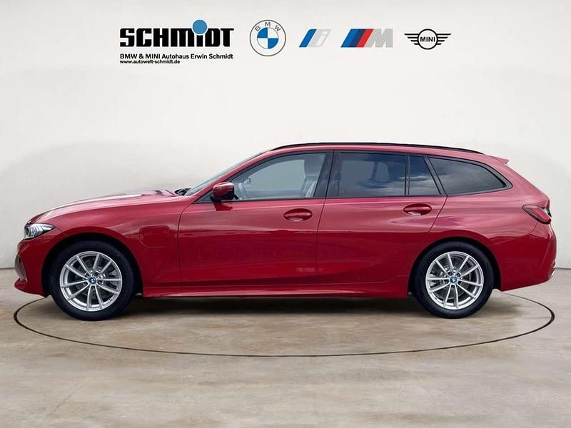 Gebraucht BMW 330e 292 PS (214 kW) 2024 Melbourne rot metallic Kombi