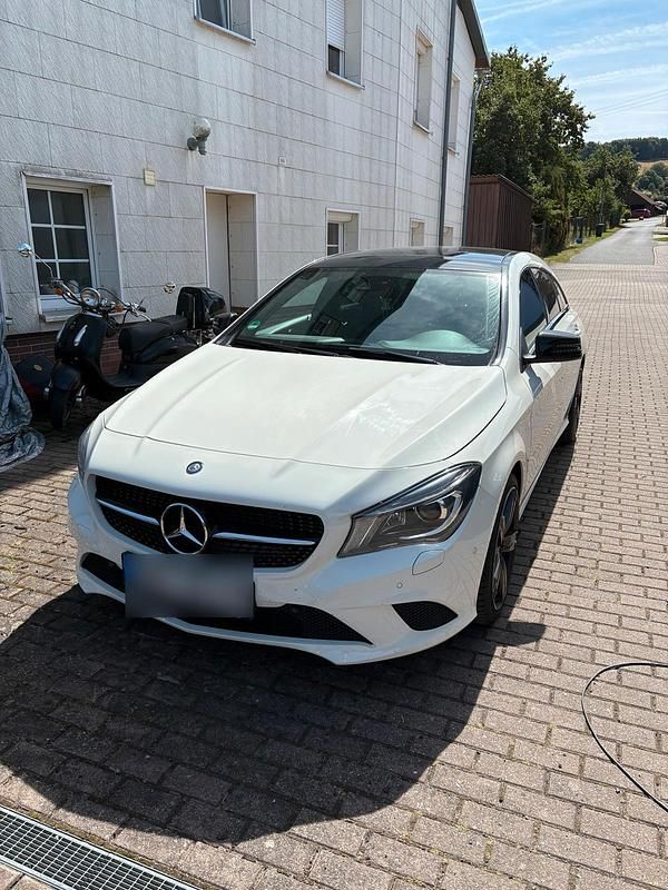 Weiß Gebraucht 2016 Mercedes CLA180 Limousine | 18.500 € (Fairer Preis) - Bild 1/4
