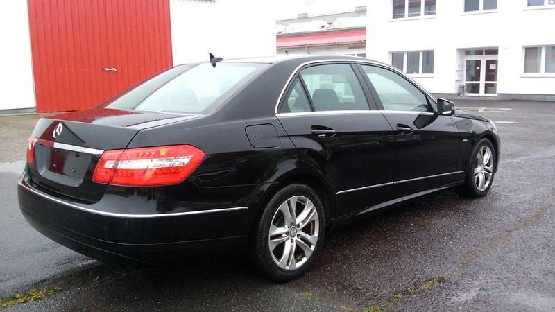 Gebraucht Mercedes E250 Avantgarde 204 PS (150 kW) 2009 Schwarz Limousine