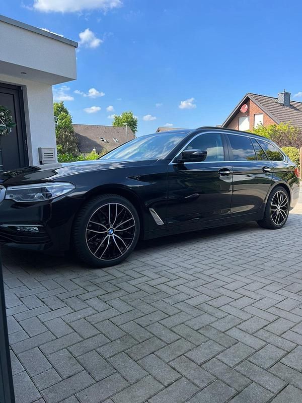 Schwarz Gebraucht 2018 BMW 520 Comfort Edition Kombi | 16.990 € (Superpreis) - Bild 1/4